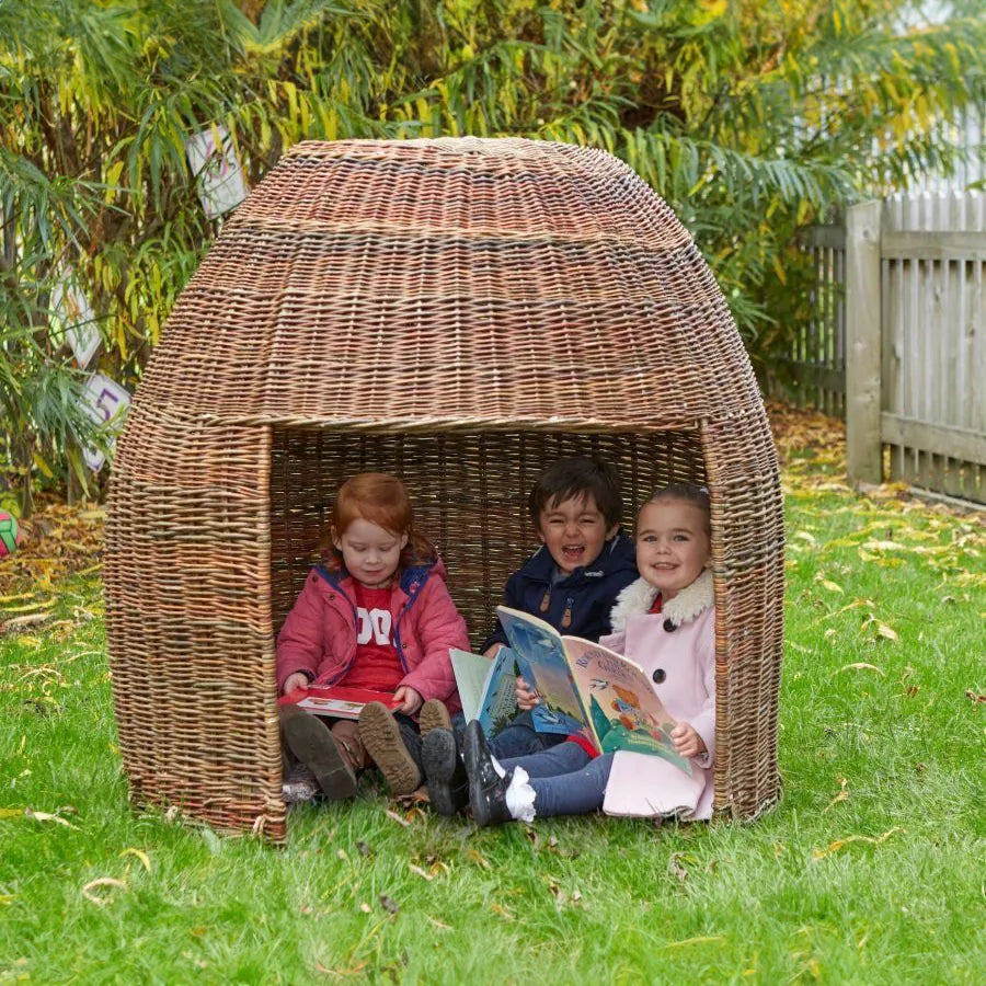 Outdoor Wicker Group Readers Pod