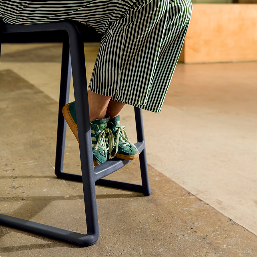 Postura One Piece Low Back Stool